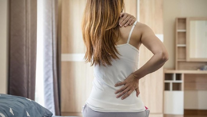 Keluhan nyeri leher saat bangun tidur bisa terjadi karena banyak hal (Foto: iStock) Keluhan nyeri leher saat bangun tidur bisa terjadi karena banyak hal (Foto: iStock)