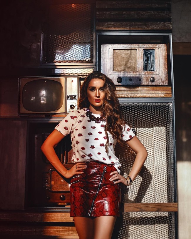 Anastasia mengaku mempelajari berbagai tarian. Selain tarian perut, dia pun bisa menari hip-hop, disko, hingga balet. Foto: Instagram @anastasiabiserova_official