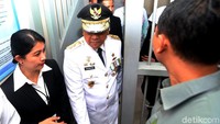 Para kepala daerah itu diajak ke rutan sekitar pukul 15.45 WIB. Namun mereka hanya melihat dari pintu masuk rutan sekitar 5 menit.