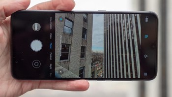 Kamera utama itu didukung dengan fitur kecerdasan buatan atau AI. Ada berbagai fitur seperti Moon Mode yang dikatakan dapat menjepret gambar bulan dengan baik. Adapun kamera selfie 20 megapixel. Foto: Android Central