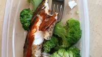 Makanan kedua. Makan untuk penampilan bukan untuk puaskan selera, tulis Ly di keterangan foto. Brokoli rebus dan fillet ikan panggang jadi pilihannya. Foto: Instagram master_roshi_real_life