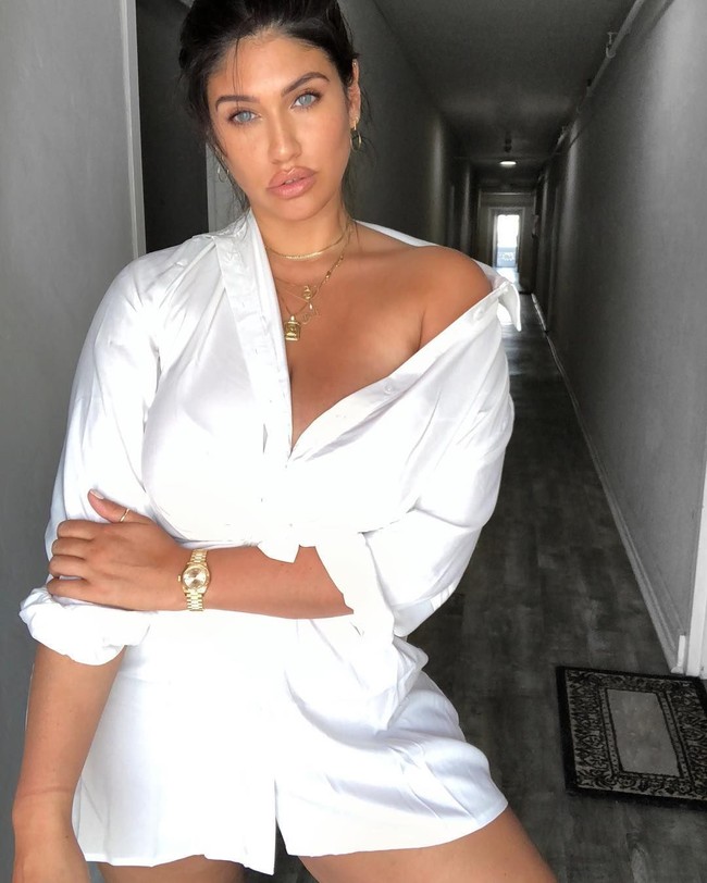 Aku sedang melihat ponselku dan menemukan foto lamaku ketika latihan untuk kompetisi bikini. Banyak orang akan melihat foto ini dan membuat perbandingan fisik dan mereka akan berkata lebih memilih sebelum. Aku lebih memilih berat badan berapa pun asal aku bahagia. Kesehatan mental sama pentingnya dengan fisik, ujar LaTecia.  Foto: Instagram @lateciat