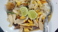 Ada juga nasi sop yang ditambah irisan telur rebus. Selain enak juga menambah asupan nutrisi. Foto : Instagram @indramuhtadi
