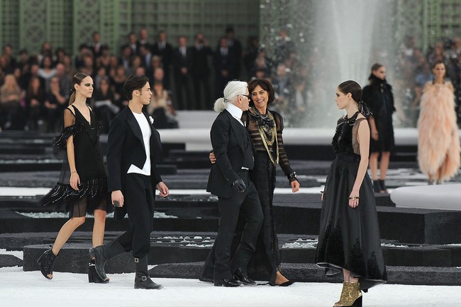 Ikon fashion Ines de la Fressange merupakan salah satu muse pertama Karl Lagerfeld, di awal kariernya sebagai direktur kreatif Chanel. Keduanya diketahui sangat dekat, dan Ines beberapa kali didapuk sebagai model kampanye dan berjalan di final fashion show. Foto: Getty Images
