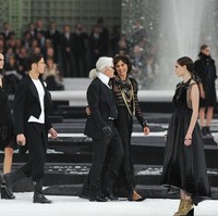 Ikon fashion Ines de la Fressange merupakan salah satu muse pertama Karl Lagerfeld, di awal kariernya sebagai direktur kreatif Chanel. Keduanya diketahui sangat dekat, dan Ines beberapa kali didapuk sebagai model kampanye dan berjalan di final fashion show. Foto: Getty Images