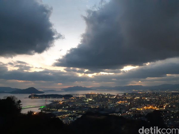 Saat senja tiba, pemandangan jadi semakin romantis. Lampu-lampu mulai nyala, langit mulai berwarna ungu dan perlahan menjadi gelap. (Bonauli/detikTravel) Saat senja tiba, pemandangan jadi semakin romantis. Lampu-lampu mulai nyala, langit mulai berwarna ungu dan perlahan menjadi gelap. (Bonauli/detikTravel)