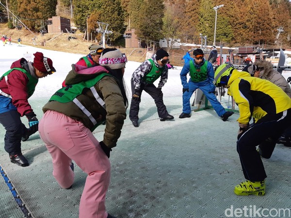 Untuk yang baru pertama kali main ski, bisa mendaftar di ski school di tempat ini. Untuk kursus 2 jam, kamu akan dikenakan biaya 1.500 yen atau Rp 190 ribu (Bonauli/detikTravel) Untuk yang baru pertama kali main ski, bisa mendaftar di ski school di tempat ini. Untuk kursus 2 jam, kamu akan dikenakan biaya 1.500 yen atau Rp 190 ribu (Bonauli/detikTravel)