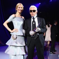 Claudia Schiffer, supermodel asal Jerman juga merupakan satu dari beberapa muse yang mendukung Karl Lagerfeld di awal karier. Sosok model berambut pirang itu kerap menjadi inspirasi sang desainer dalam merancang koleksinya untuk Chanel. Foto: Getty Images