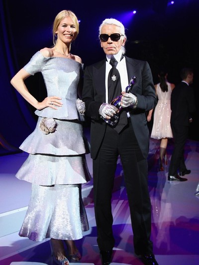 Karl Lagerfeld bersama salah satu muse-nya, Claudia Schiffer. Foto: Getty Images Karl Lagerfeld bersama salah satu muse-nya, Claudia Schiffer. Foto: Getty Images