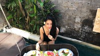 Liburan di Bali, Bella memilih menikmati sarapan di kolam renang. Menunya banyak nih ada nasi goreng, buah potong hingga jus. Foto: instagram @bellalunaferlinn