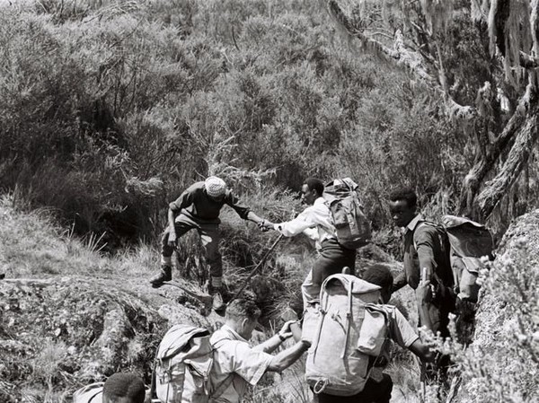 Tim butuh waktu 9 jam untuk menempuh jarak 9.843 meter terakhir, berjuang melawan angin kencang dan suhu beku (Paul Latham/Sightsavers/BBC) Tim butuh waktu 9 jam untuk menempuh jarak 9.843 meter terakhir, berjuang melawan angin kencang dan suhu beku (Paul Latham/Sightsavers/BBC)