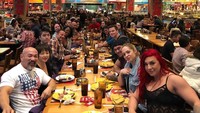 Soal makanan, Ly memilih asupan tinggi kalori. Tak terkecuali saat ia makan bersama teman-teman atau keluarganya. Foto: Instagram master_roshi_real_life