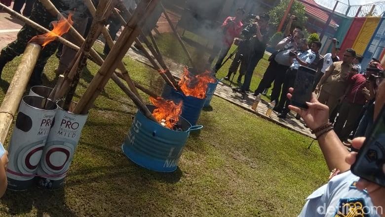 Ribuan HP Milik Napi di Lapas Jambi Dibakar Ribuan HP Milik Napi di Lapas Jambi Dibakar