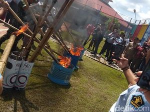 Ribuan HP Milik Napi di Lapas Jambi Dibakar