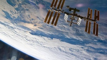 Pemandangan spektakuler stasiun luar angkasa ISS dengan latar belakang Bumi yang spektakuler, dijepret pada 2000. Foto: NASA