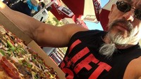 Pizza juga jadi santapan pilihan Ly. Kalau satu atau dua potong saja sudah bikin kita kenyang, sepertinya Ly harus makan sekotak pizza besar ya. Foto: Instagram master_roshi_real_life