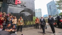 Khofifah tiba di Gedung KPK, Jalan Kuningan Persada Jakarta Selatan, pukul 13.15 WIB. Dia dan Emil kompak memakai jas hitam dan kemeja putih.