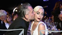 Selain itu Lady Gaga dan Christian Carino juga gagal bertunangan sebelum kejadian tersebut. Dimitrios Kambouris/Getty Images for Turner