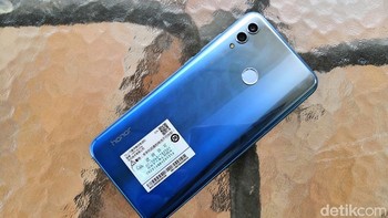 Kamera belakangnya dibuat ganda dengan kamera utama 13 MP dengan aperture f/1.8. serta kamera kedua 2 MP untuk AI portrait.  Adapun kamera depannya 24 megapixel. Foto: fyk