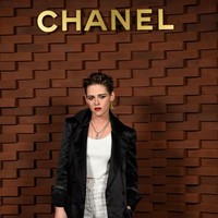 Karl Lagerfeld juga mengungkapkan kekagumannya pada beberapa artis Hollywood. Salah satunya Kristen Stewart yang wajahnya beberapa kali menghiasi kampanye Chanel mulai dari produk aksesori hingga busana. Foto: Getty Images