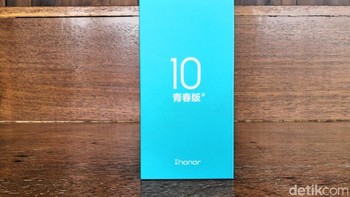 Kemasan Honor 10 Lite berwarna biru muda, seperti halnya boks ponsel Honor lain yang sudah diluncurkan selama ini. Ini adalah versi kemasan untuk yang beredar di China. Foto: detikinet