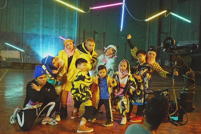 Mereka juga mengambil tema busana ala tahun 70-an dengan warna pop yang bertabrakan. Busana seperti blazer dan celana bermotif menjadi pilihan. Foto: Instagram/GenHalilintar