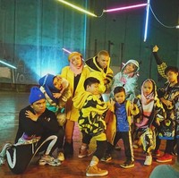 Mereka juga mengambil tema busana ala tahun 70-an dengan warna pop yang bertabrakan. Busana seperti blazer dan celana bermotif menjadi pilihan. Foto: Instagram/GenHalilintar