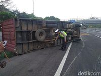 Roda Ban Terlepas, Truk Kontainer Terguling di Tol Cipularang