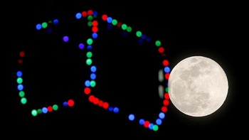 Foto ini diambil di Malaga, selatan Spanyol. Foto: REUTERS/Jon Nazca