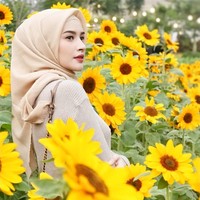 Angel Qulbiah juga senang tampil kasual. Ia sering terlihat memakai sneakers, blouse, dan celana panjang. Memiliki tubuh proporsional membuatnya terlihat cantik memakai busana apapun. Foto: Instagram/AngelQulbiah