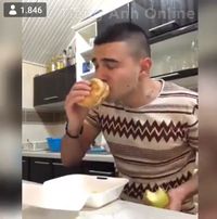 Kocak! Sebelum Makan Apel Pria yang Ladi Diet Ini Hirup Aroma Gurih Burger 