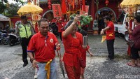 Iringan musik Baleganjur merupakan akulturasi budaya Bali dengan Tionghoa. Di sini juga ada pelinggih khas rumah Hindu di Bali beserta canang maupun pejati (Aditya/detikTravel)