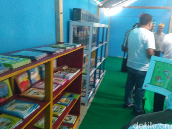 Ada buku untuk pelajar, buku pertanian, kelautan dll. Pemkab bersama pemerintah desa setempat akan melengkapi fasilitasnya hingga menarik wisatawan (Ghazali Dasuqi/detikTravel) Ada buku untuk pelajar, buku pertanian, kelautan dll. Pemkab bersama pemerintah desa setempat akan melengkapi fasilitasnya hingga menarik wisatawan (Ghazali Dasuqi/detikTravel)