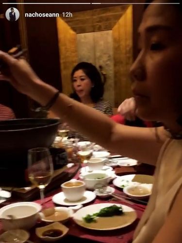So Sweet! Begini Momen saat Veronica Tan Ambilkan Makanan Buat Anak