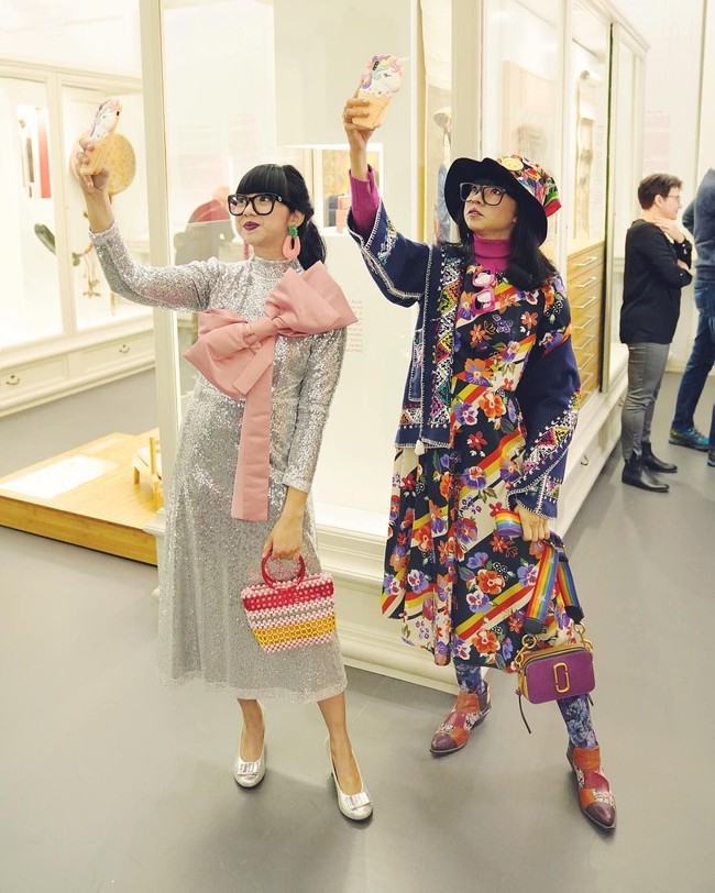 Awalnya karena mereka mencari sosok anak muda Asia yang punya gaya playful, dikarenakan tema exhibitionnya Play of Cultures. Lalu mereka lihat aku di salah satu channel TV di Swiss sini, yaitu SRF, karena waktu itu aku pernah diliput oleh SRF, ungkap Diana Rikasari kepada Wolipop, Selasa (19/2/2019). Foto: Instagram @dianarikasari