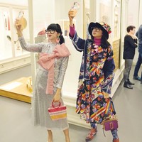 Awalnya karena mereka mencari sosok anak muda Asia yang punya gaya playful, dikarenakan tema exhibitionnya Play of Cultures. Lalu mereka lihat aku di salah satu channel TV di Swiss sini, yaitu SRF, karena waktu itu aku pernah diliput oleh SRF, ungkap Diana Rikasari kepada Wolipop, Selasa (19/2/2019). Foto: Instagram @dianarikasari