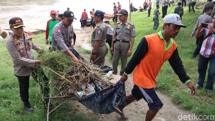 Bersama Warga dan TNI, Polisi Di Bojonegoro Bersihkan Bengawan Solo