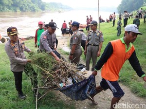 Bersama Warga dan TNI, Polisi Di Bojonegoro Bersihkan Bengawan Solo