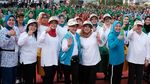 Gaya Ibu Iriana Jokowi Saat Bersih-bersih Pantai Ambon