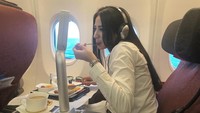 Santai menikmati makanan saat menumpang pesawar. Bella Luna juga dikenal suka traveling ke berbagai daerah di Indonesia. Foto: instagram @bellalunaferlinn