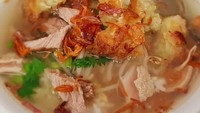 Kuahnya bening melimpah, nasi sop ayam ini ditambah perkedel dan gorengan. Direndam kaldu panas pastinya makin enak. Foto : Instagram @dk_hendratmanto