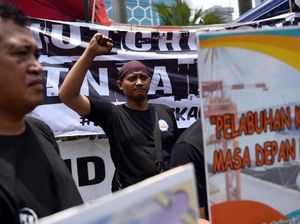 Aksi Damai Pekerja Pelabuhan Indonesia di Kementerian BUMN