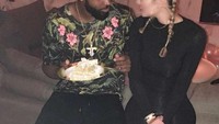 Ini momen saat Khloe merayakan ulang tahun Tristan ke-34. Sepotong cake mungil warna putih jadi kue ulang tahunnya kala itu. Foto: Instagram khloekardashian  