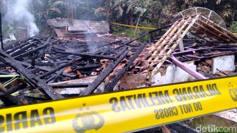 Satu Keluarga Hangus Terbakar di Sukabumi, Ada Dugaan Bunuh Diri Satu Keluarga Hangus Terbakar di Sukabumi, Ada Dugaan Bunuh Diri