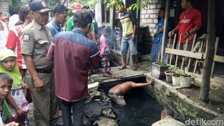 Terpeleset saat Hujan-hujanan, Balita Tewas Tenggelam di Selokan Terpeleset saat Hujan-hujanan, Balita Tewas Tenggelam di Selokan