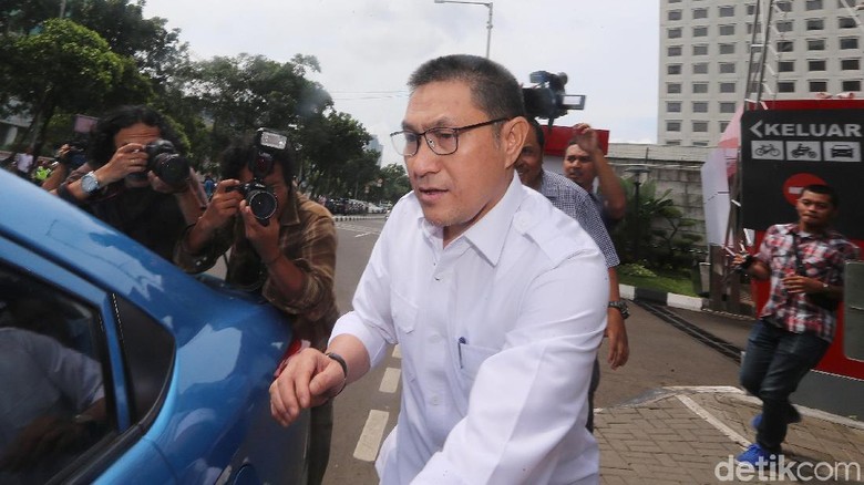 Rekonstruksi di Rumah Anggota DPR Sukiman, KPK Cek Halaman Masjid Rekonstruksi di Rumah Anggota DPR Sukiman, KPK Cek Halaman Masjid