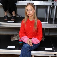 Amelia yang berada di urutan ke-38 dalam tahta kerajaan Inggris Menyaksikan London Fashion Week di hari lainnya. Ia eksis di front row JW Anderson dengan padanan jumper dan jeans berpotongan di mata kaki. Foto: Instagram @amelwindsor