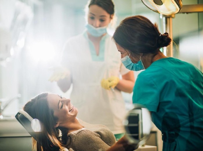 Sembarangan pasang veneer gigi bisa berbahaya (Foto: iStock) Sembarangan pasang veneer gigi bisa berbahaya (Foto: iStock)