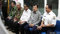 Satu per satu halte dilewati kereta yang membawa JK. Sesekali, Direktur MRT William Sabandar, yang hadir di lokasi, memberi penjelasan kepada JK dan yang lain.