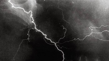 Kilatan petir di landasan pesawat ulang ali Challenger pada tahun 1983. Foto: NASA